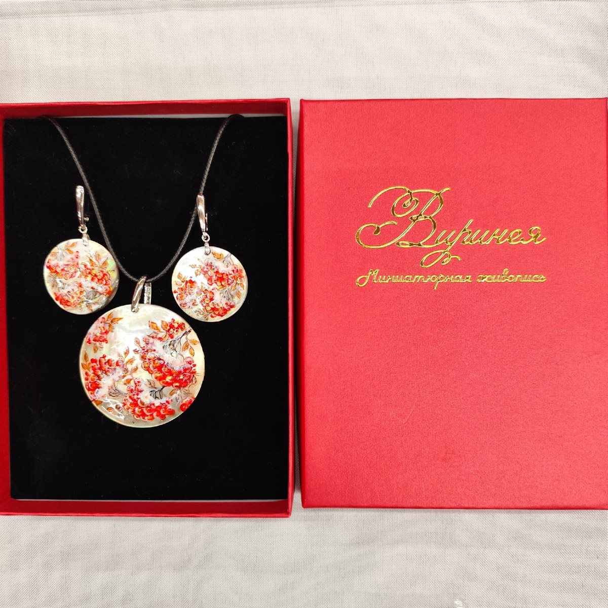 В Ростове Великом подвели итоги ежегодного конкурса «Туристский сувенир Золотого кольца». В финальный отбор попали около 300 заявок, 24 призовых места по итогу оказались у мастеров из нашего региона. Рассказываем, чем удивили наши производители.