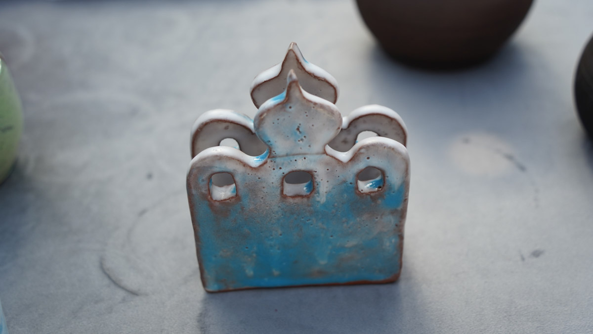 В Ростове Великом подвели итоги ежегодного конкурса «Туристский сувенир Золотого кольца». В финальный отбор попали около 300 заявок, 24 призовых места по итогу оказались у мастеров из нашего региона. Рассказываем, чем удивили наши производители.