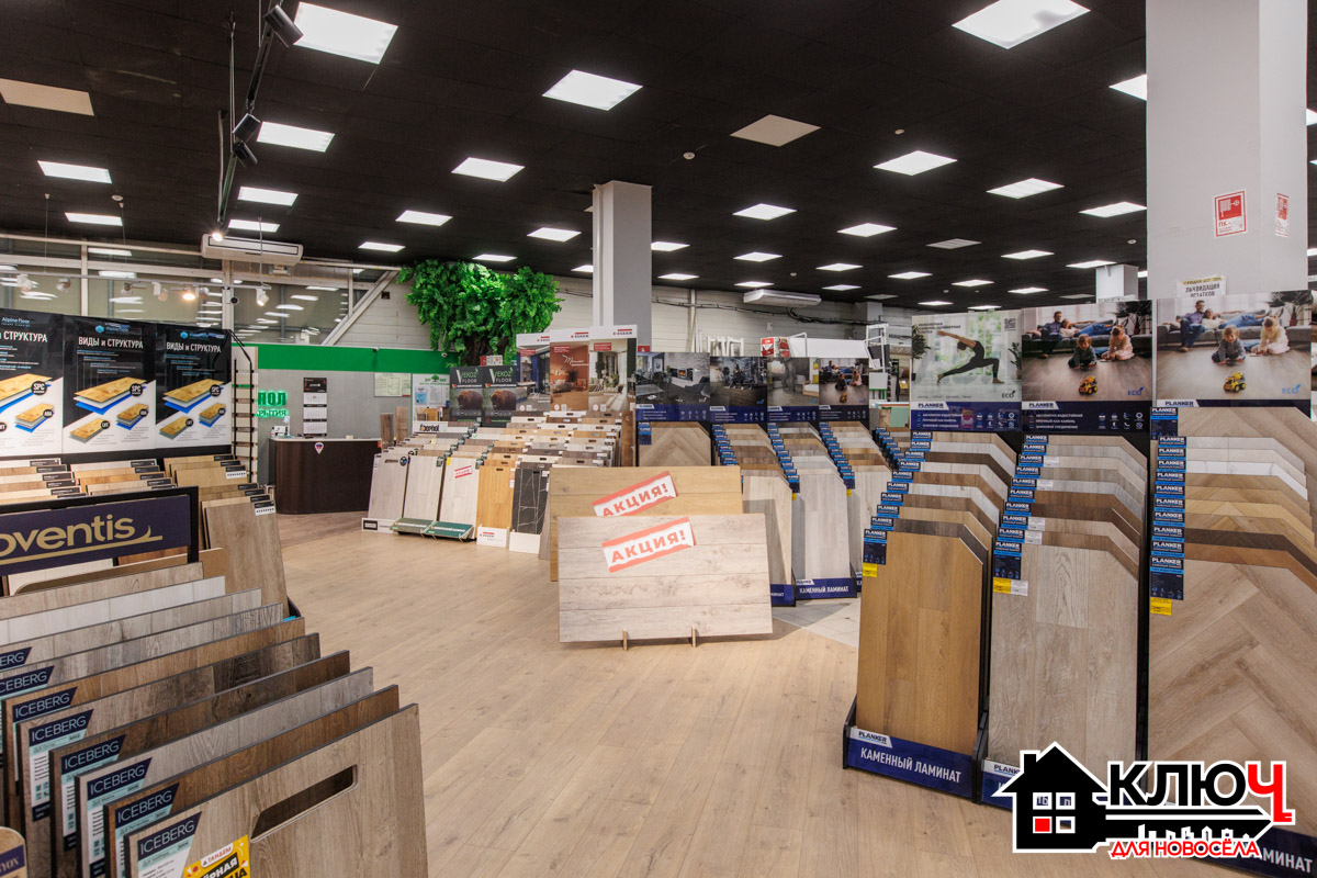 Главная проблема любого ремонта — логистика. Нужно найти ту самую плитку, не забыть про клей к ней, подобрать двери под ламинат и где-то заказать кухню. Обычно всё это превращается в бесконечные разъезды по разным концам города. Мы отправились в ОТК «Тандем» во Владимире, чтобы понять, как работает концепция «всё в одном месте» и сколько на самом деле можно сэкономить, став участником программы «Новоселы».