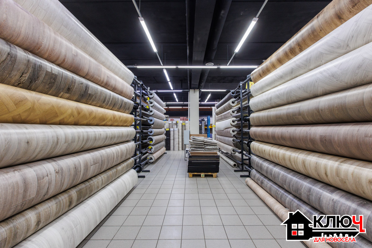 Главная проблема любого ремонта — логистика. Нужно найти ту самую плитку, не забыть про клей к ней, подобрать двери под ламинат и где-то заказать кухню. Обычно всё это превращается в бесконечные разъезды по разным концам города. Мы отправились в ОТК «Тандем» во Владимире, чтобы понять, как работает концепция «всё в одном месте» и сколько на самом деле можно сэкономить, став участником программы «Новоселы».