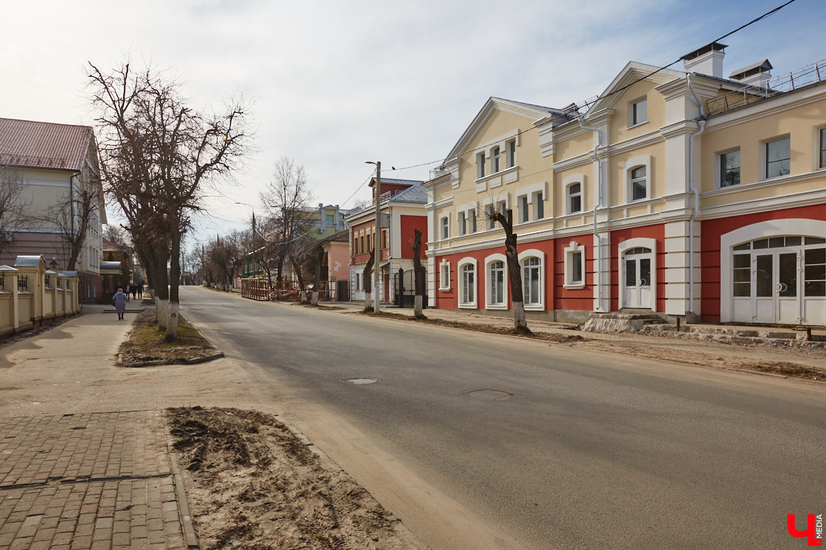 Онлайн-голосование за общественную территорию, которую трансформируют в 2027-м, официально открыто! В этом году среди предложенных вариантов больше всего скверов. «Ключ-Медиа» узнал, почему во Владимире сложилась подобная картина — не слишком масштабного и скорее локального благоустройства. Обсудили тенденцию с активистом и блогером Андреем Сенаторовым.