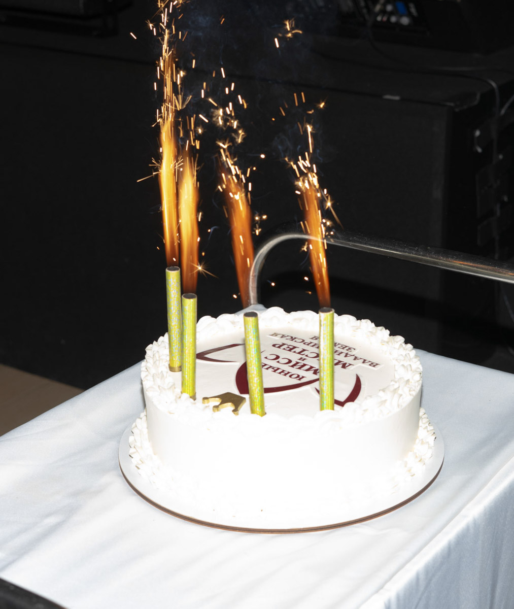 Маленькие принцы и принцессы устроили фееричное шоу! 19 апреля в экоотеле «Велес» состоялся конкурс «Юные Мисс и Мистер Владимирская земля — 2026». Девочки и мальчики от 5 до 16 лет из шести городов региона собрались вместе на одной сцене и показали фантастическое шоу! «Ключ-Медиа» узнал, как прошел праздник.