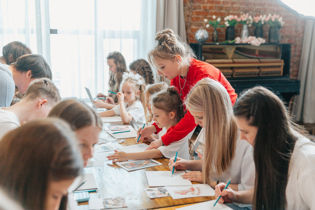 Маленькие принцы и принцессы устроили фееричное шоу! 19 апреля в экоотеле «Велес» состоялся конкурс «Юные Мисс и Мистер Владимирская земля — 2026». Девочки и мальчики от 5 до 16 лет из шести городов региона собрались вместе на одной сцене и показали фантастическое шоу! «Ключ-Медиа» узнал, как прошел праздник.