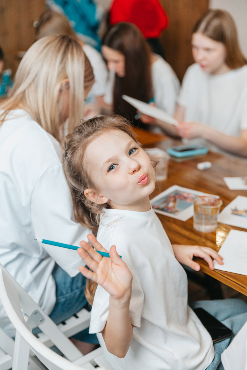 Маленькие принцы и принцессы устроили фееричное шоу! 19 апреля в экоотеле «Велес» состоялся конкурс «Юные Мисс и Мистер Владимирская земля — 2026». Девочки и мальчики от 5 до 16 лет из шести городов региона собрались вместе на одной сцене и показали фантастическое шоу! «Ключ-Медиа» узнал, как прошел праздник.