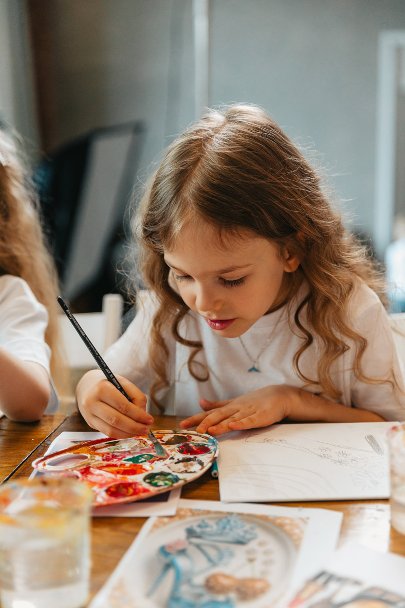 Маленькие принцы и принцессы устроили фееричное шоу! 19 апреля в экоотеле «Велес» состоялся конкурс «Юные Мисс и Мистер Владимирская земля — 2026». Девочки и мальчики от 5 до 16 лет из шести городов региона собрались вместе на одной сцене и показали фантастическое шоу! «Ключ-Медиа» узнал, как прошел праздник.