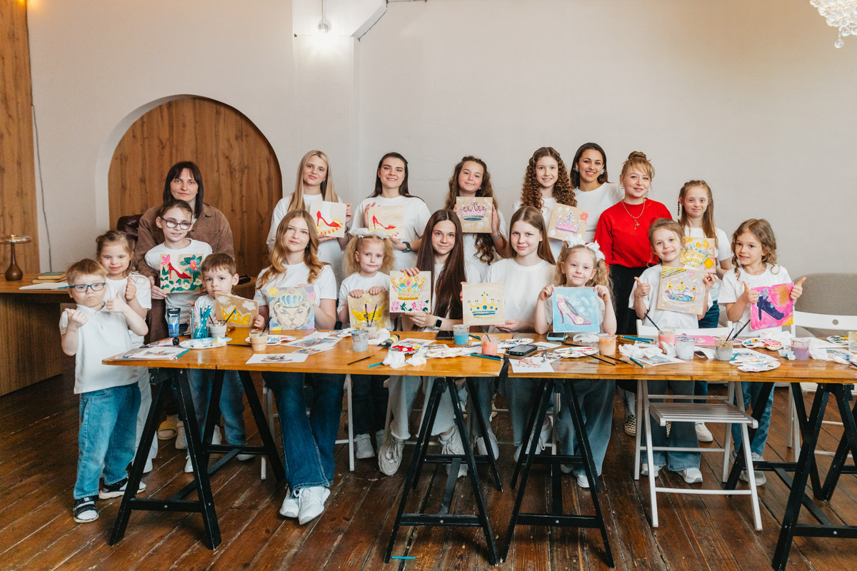 Маленькие принцы и принцессы устроили фееричное шоу! 19 апреля в экоотеле «Велес» состоялся конкурс «Юные Мисс и Мистер Владимирская земля — 2026». Девочки и мальчики от 5 до 16 лет из шести городов региона собрались вместе на одной сцене и показали фантастическое шоу! «Ключ-Медиа» узнал, как прошел праздник.