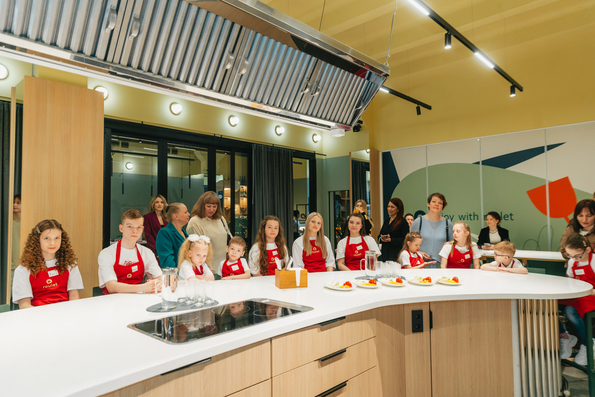 Маленькие принцы и принцессы устроили фееричное шоу! 19 апреля в экоотеле «Велес» состоялся конкурс «Юные Мисс и Мистер Владимирская земля — 2026». Девочки и мальчики от 5 до 16 лет из шести городов региона собрались вместе на одной сцене и показали фантастическое шоу! «Ключ-Медиа» узнал, как прошел праздник.