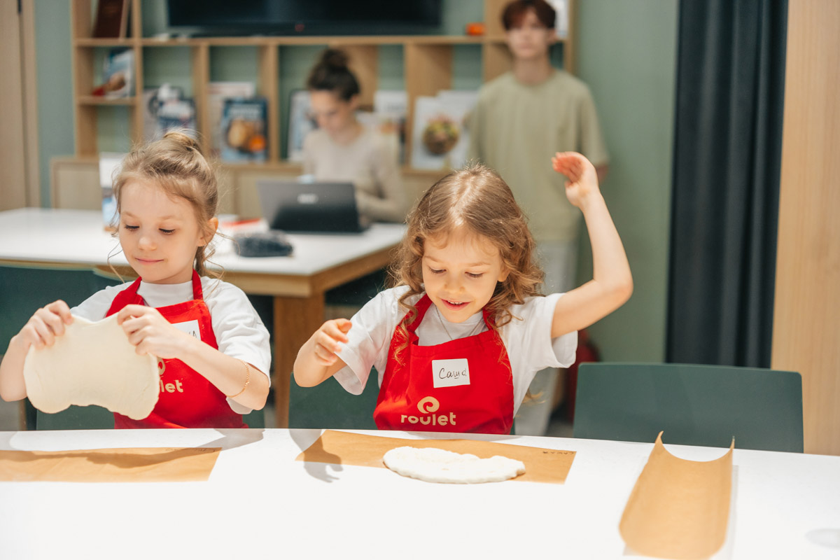 Маленькие принцы и принцессы устроили фееричное шоу! 19 апреля в экоотеле «Велес» состоялся конкурс «Юные Мисс и Мистер Владимирская земля — 2026». Девочки и мальчики от 5 до 16 лет из шести городов региона собрались вместе на одной сцене и показали фантастическое шоу! «Ключ-Медиа» узнал, как прошел праздник.