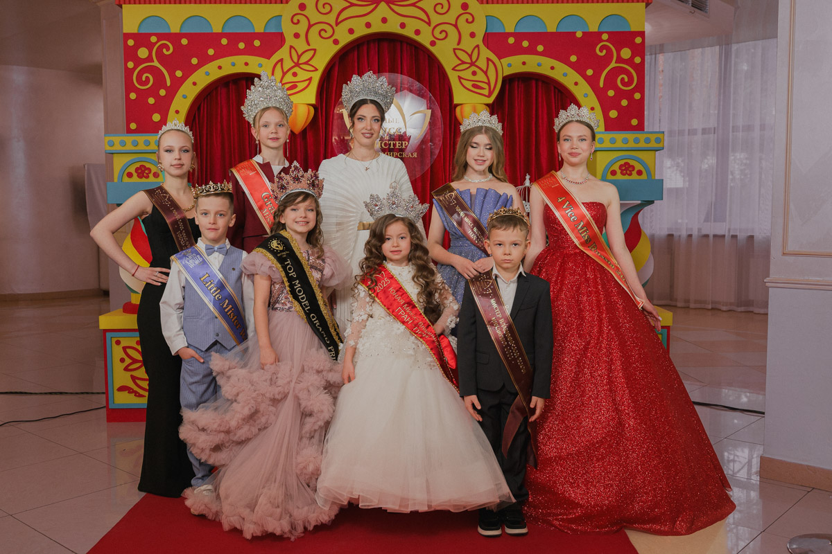 Маленькие принцы и принцессы устроили фееричное шоу! 19 апреля в экоотеле «Велес» состоялся конкурс «Юные Мисс и Мистер Владимирская земля — 2026». Девочки и мальчики от 5 до 16 лет из шести городов региона собрались вместе на одной сцене и показали фантастическое шоу! «Ключ-Медиа» узнал, как прошел праздник.