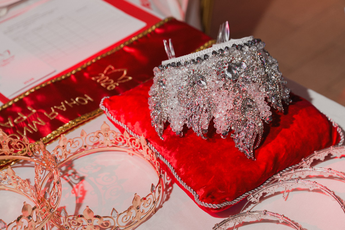 Маленькие принцы и принцессы устроили фееричное шоу! 19 апреля в экоотеле «Велес» состоялся конкурс «Юные Мисс и Мистер Владимирская земля — 2026». Девочки и мальчики от 5 до 16 лет из шести городов региона собрались вместе на одной сцене и показали фантастическое шоу! «Ключ-Медиа» узнал, как прошел праздник.