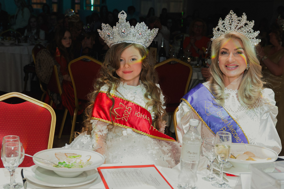 Маленькие принцы и принцессы устроили фееричное шоу! 19 апреля в экоотеле «Велес» состоялся конкурс «Юные Мисс и Мистер Владимирская земля — 2026». Девочки и мальчики от 5 до 16 лет из шести городов региона собрались вместе на одной сцене и показали фантастическое шоу! «Ключ-Медиа» узнал, как прошел праздник.