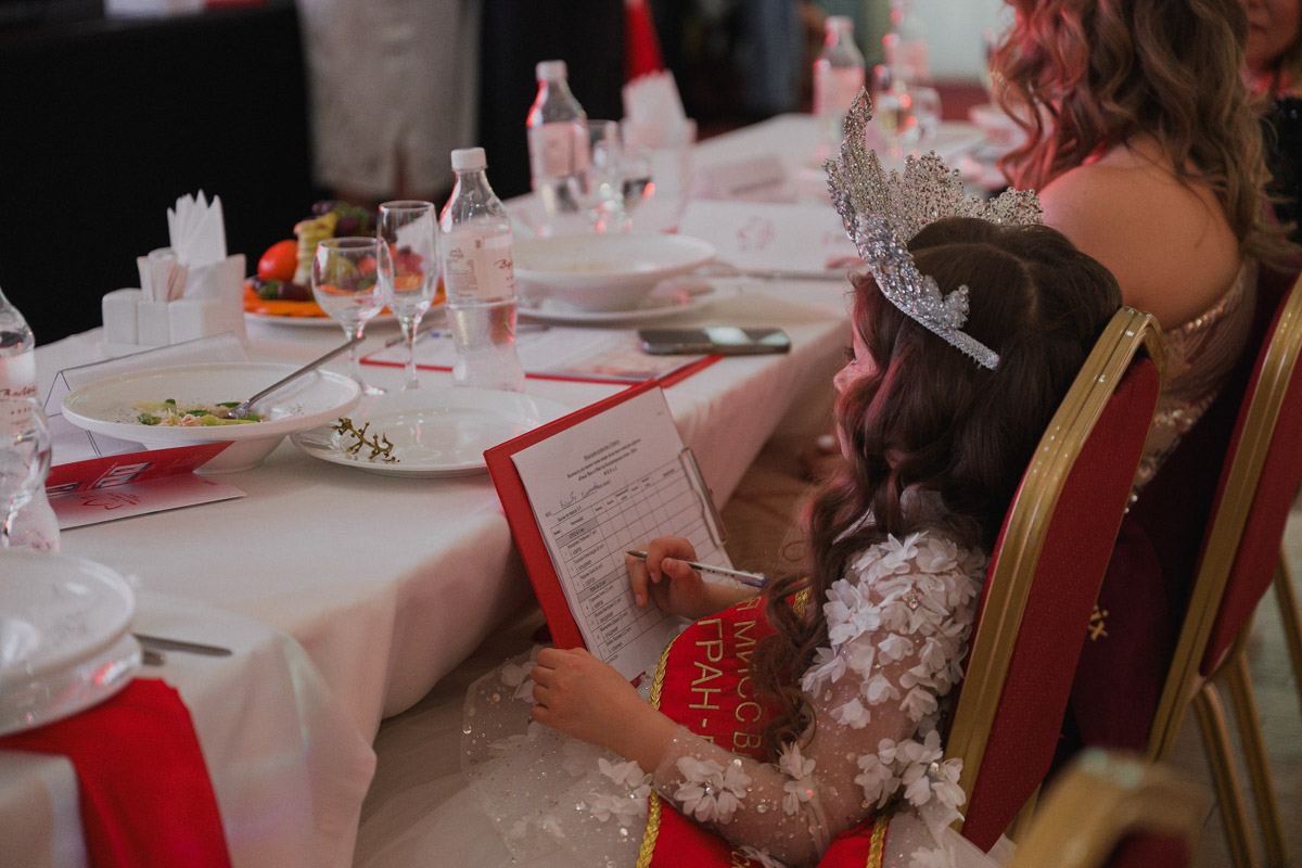 Маленькие принцы и принцессы устроили фееричное шоу! 19 апреля в экоотеле «Велес» состоялся конкурс «Юные Мисс и Мистер Владимирская земля — 2026». Девочки и мальчики от 5 до 16 лет из шести городов региона собрались вместе на одной сцене и показали фантастическое шоу! «Ключ-Медиа» узнал, как прошел праздник.