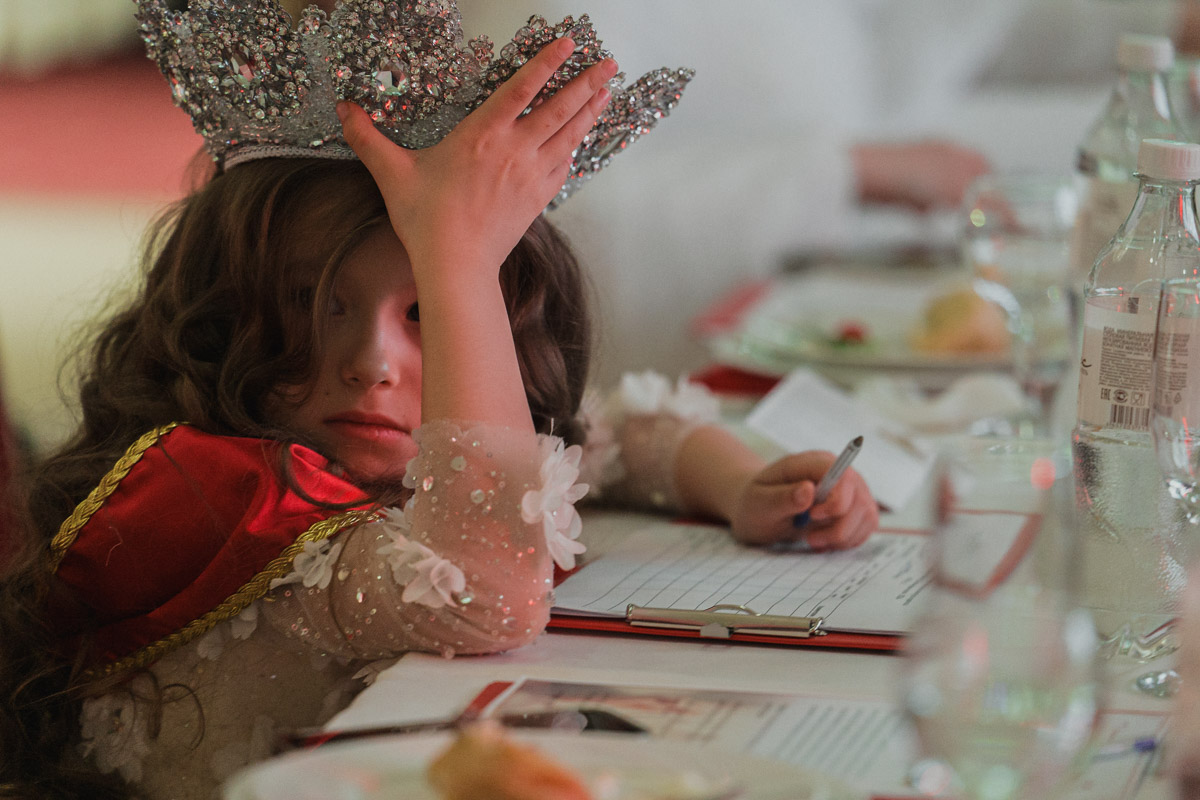 Маленькие принцы и принцессы устроили фееричное шоу! 19 апреля в экоотеле «Велес» состоялся конкурс «Юные Мисс и Мистер Владимирская земля — 2026». Девочки и мальчики от 5 до 16 лет из шести городов региона собрались вместе на одной сцене и показали фантастическое шоу! «Ключ-Медиа» узнал, как прошел праздник.