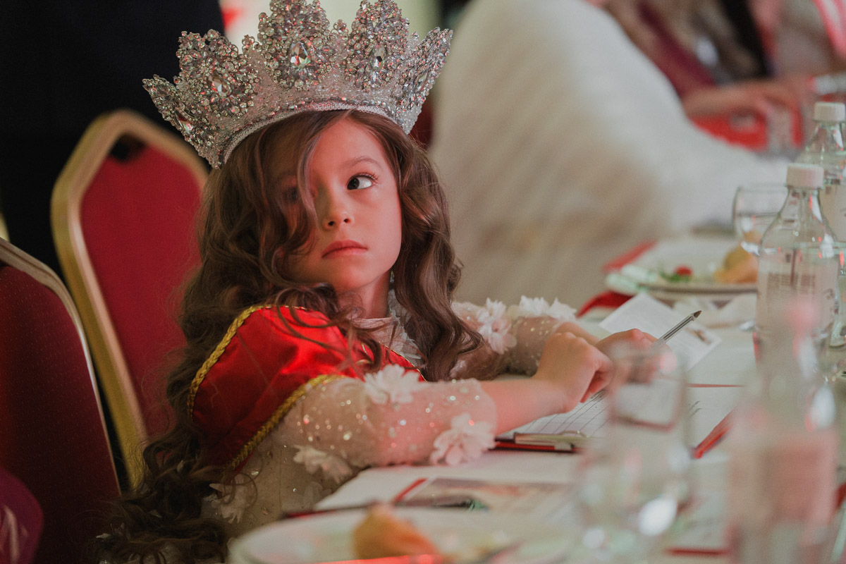 Маленькие принцы и принцессы устроили фееричное шоу! 19 апреля в экоотеле «Велес» состоялся конкурс «Юные Мисс и Мистер Владимирская земля — 2026». Девочки и мальчики от 5 до 16 лет из шести городов региона собрались вместе на одной сцене и показали фантастическое шоу! «Ключ-Медиа» узнал, как прошел праздник.