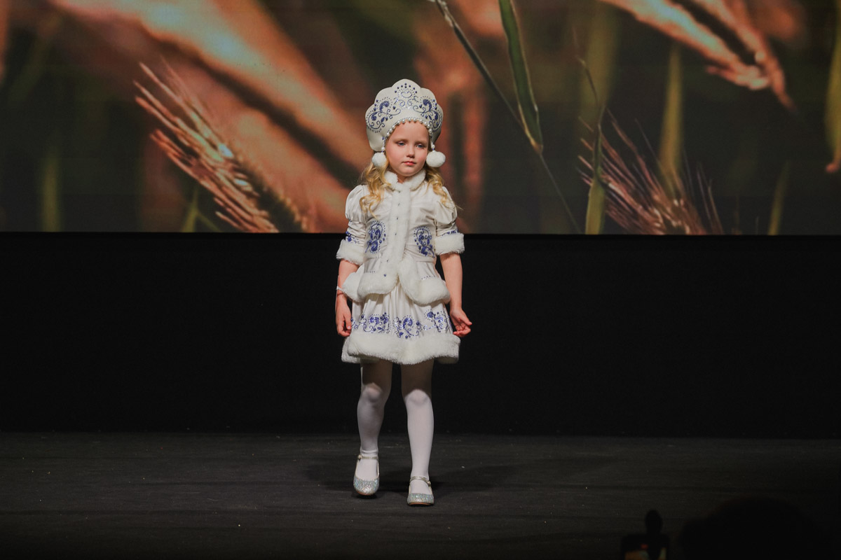 Маленькие принцы и принцессы устроили фееричное шоу! 19 апреля в экоотеле «Велес» состоялся конкурс «Юные Мисс и Мистер Владимирская земля — 2026». Девочки и мальчики от 5 до 16 лет из шести городов региона собрались вместе на одной сцене и показали фантастическое шоу! «Ключ-Медиа» узнал, как прошел праздник.