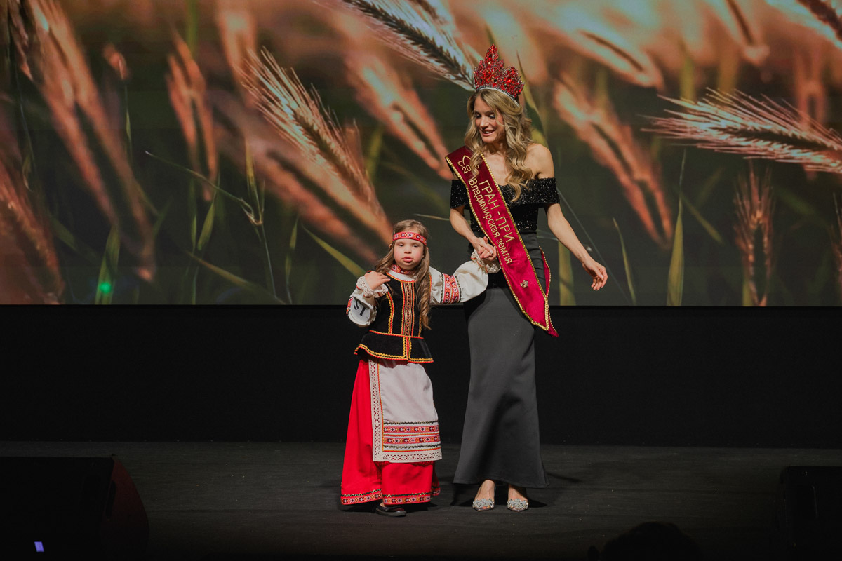 Маленькие принцы и принцессы устроили фееричное шоу! 19 апреля в экоотеле «Велес» состоялся конкурс «Юные Мисс и Мистер Владимирская земля — 2026». Девочки и мальчики от 5 до 16 лет из шести городов региона собрались вместе на одной сцене и показали фантастическое шоу! «Ключ-Медиа» узнал, как прошел праздник.