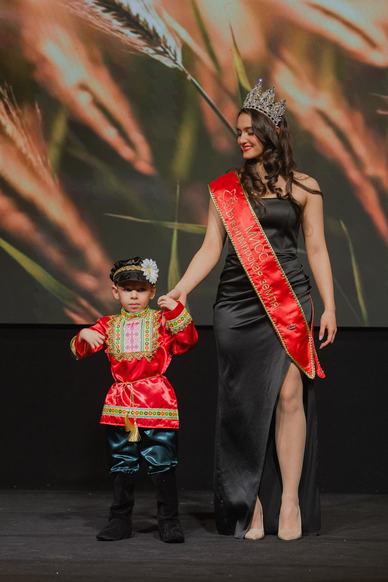 Маленькие принцы и принцессы устроили фееричное шоу! 19 апреля в экоотеле «Велес» состоялся конкурс «Юные Мисс и Мистер Владимирская земля — 2026». Девочки и мальчики от 5 до 16 лет из шести городов региона собрались вместе на одной сцене и показали фантастическое шоу! «Ключ-Медиа» узнал, как прошел праздник.