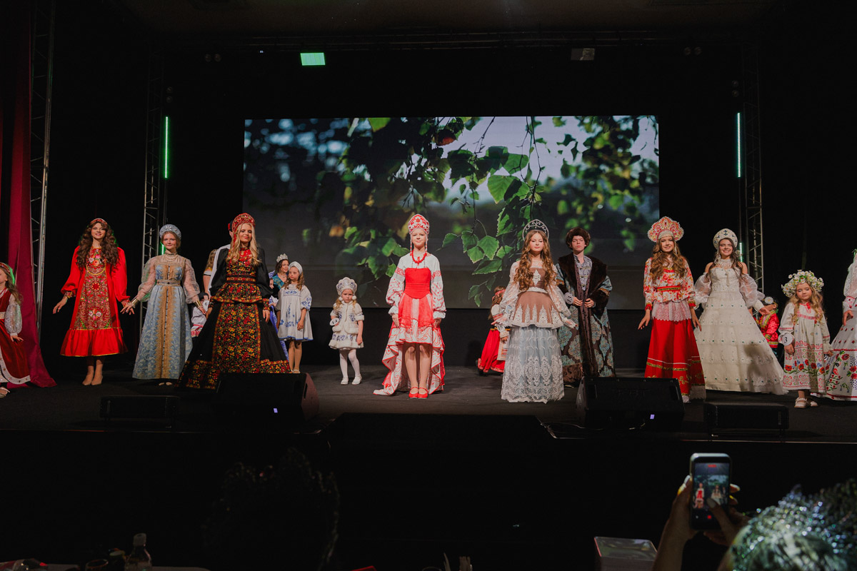 Маленькие принцы и принцессы устроили фееричное шоу! 19 апреля в экоотеле «Велес» состоялся конкурс «Юные Мисс и Мистер Владимирская земля — 2026». Девочки и мальчики от 5 до 16 лет из шести городов региона собрались вместе на одной сцене и показали фантастическое шоу! «Ключ-Медиа» узнал, как прошел праздник.