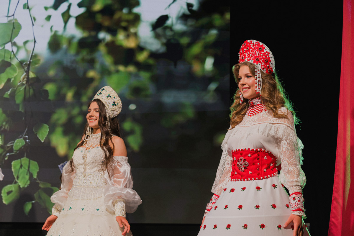 Маленькие принцы и принцессы устроили фееричное шоу! 19 апреля в экоотеле «Велес» состоялся конкурс «Юные Мисс и Мистер Владимирская земля — 2026». Девочки и мальчики от 5 до 16 лет из шести городов региона собрались вместе на одной сцене и показали фантастическое шоу! «Ключ-Медиа» узнал, как прошел праздник.