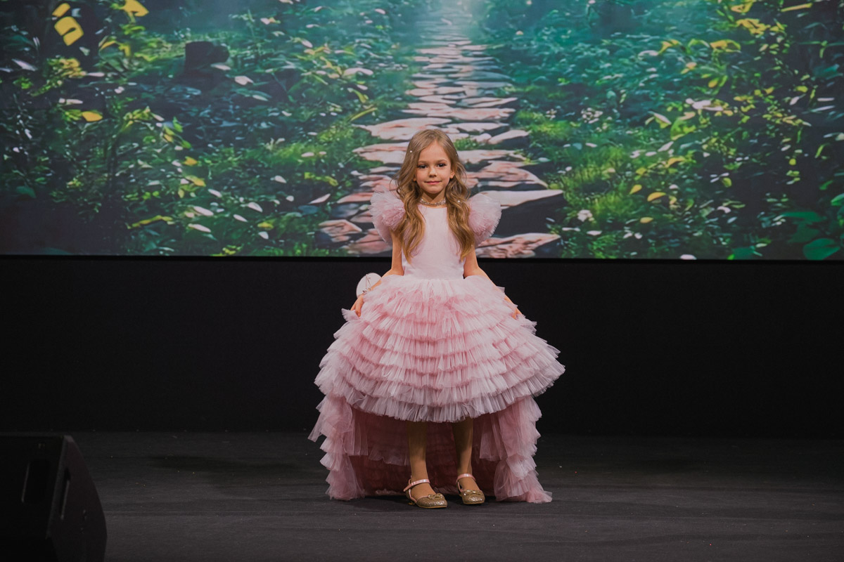 Маленькие принцы и принцессы устроили фееричное шоу! 19 апреля в экоотеле «Велес» состоялся конкурс «Юные Мисс и Мистер Владимирская земля — 2026». Девочки и мальчики от 5 до 16 лет из шести городов региона собрались вместе на одной сцене и показали фантастическое шоу! «Ключ-Медиа» узнал, как прошел праздник.