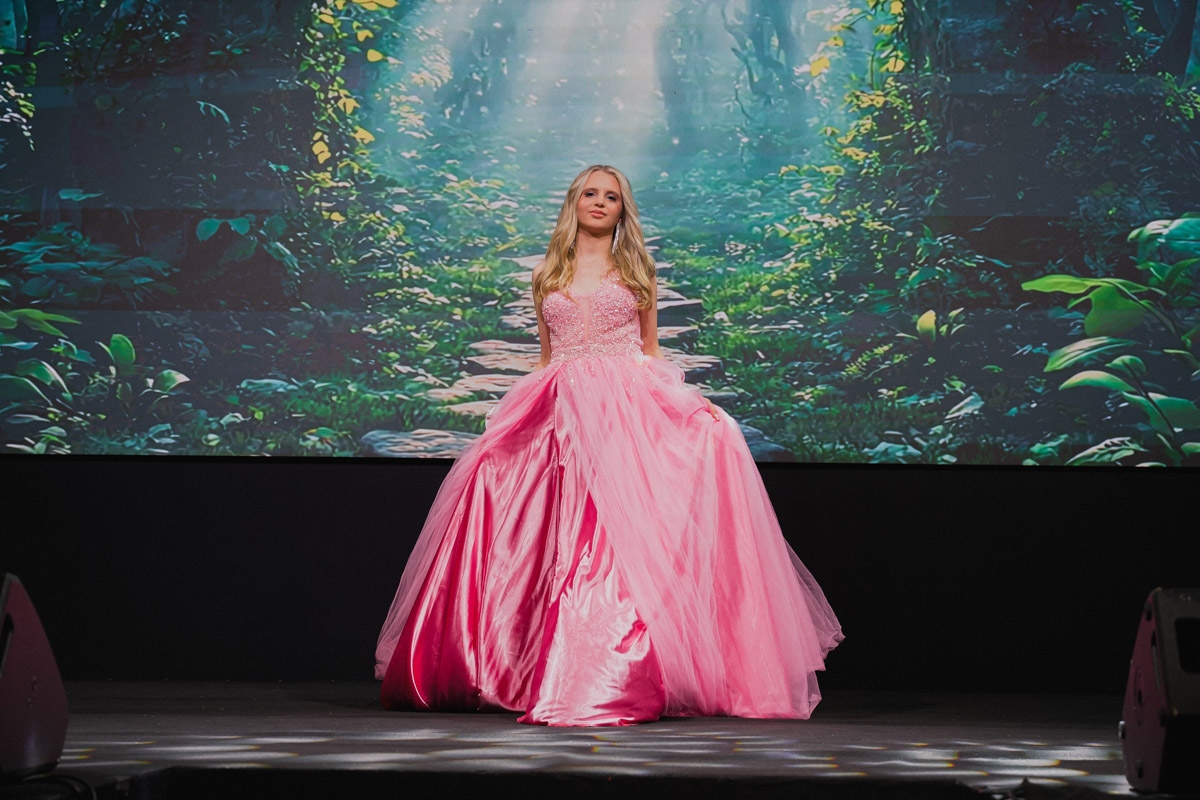 Маленькие принцы и принцессы устроили фееричное шоу! 19 апреля в экоотеле «Велес» состоялся конкурс «Юные Мисс и Мистер Владимирская земля — 2026». Девочки и мальчики от 5 до 16 лет из шести городов региона собрались вместе на одной сцене и показали фантастическое шоу! «Ключ-Медиа» узнал, как прошел праздник.