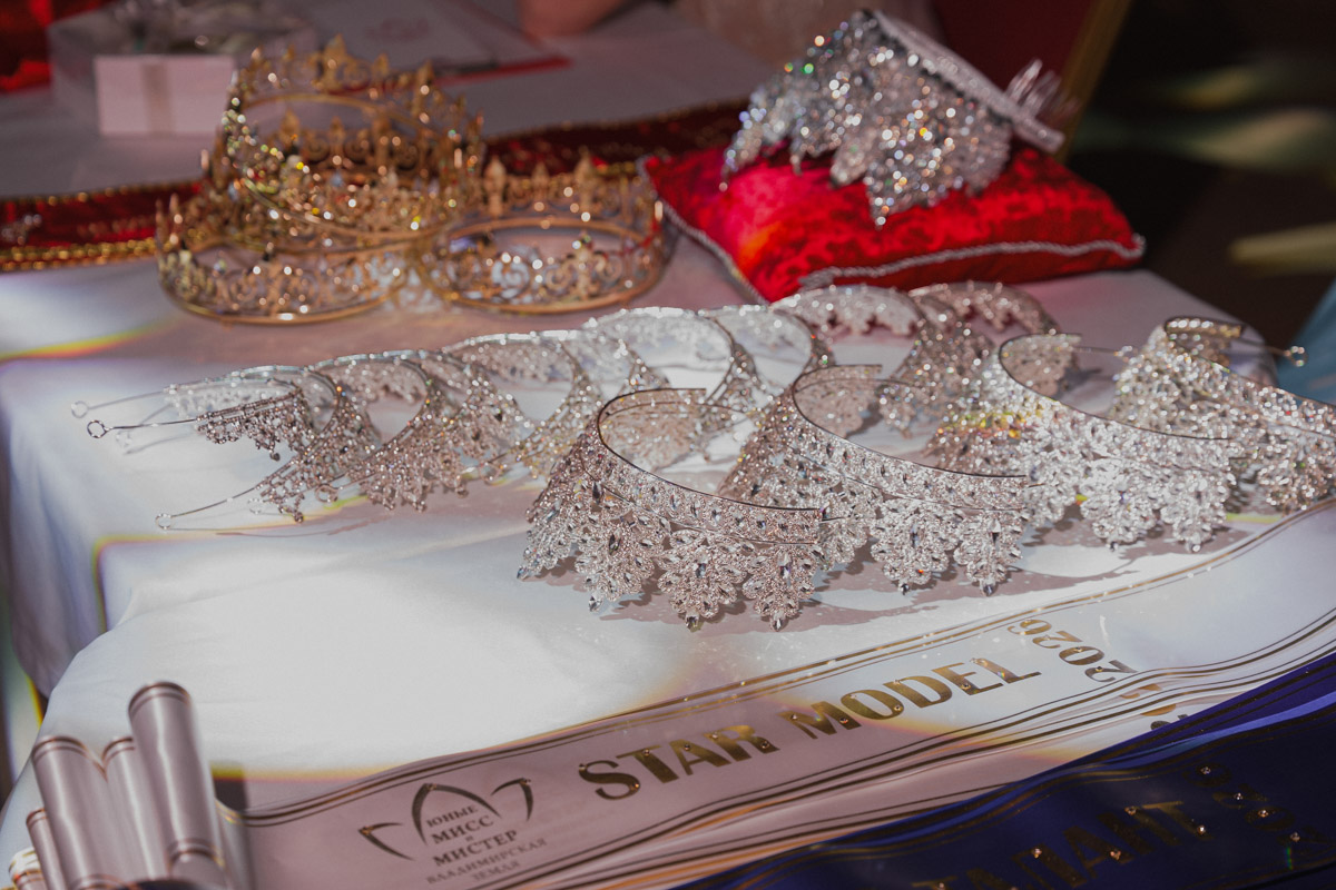 Маленькие принцы и принцессы устроили фееричное шоу! 19 апреля в экоотеле «Велес» состоялся конкурс «Юные Мисс и Мистер Владимирская земля — 2026». Девочки и мальчики от 5 до 16 лет из шести городов региона собрались вместе на одной сцене и показали фантастическое шоу! «Ключ-Медиа» узнал, как прошел праздник.