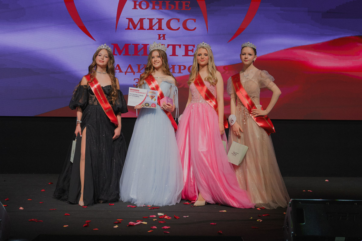 Маленькие принцы и принцессы устроили фееричное шоу! 19 апреля в экоотеле «Велес» состоялся конкурс «Юные Мисс и Мистер Владимирская земля — 2026». Девочки и мальчики от 5 до 16 лет из шести городов региона собрались вместе на одной сцене и показали фантастическое шоу! «Ключ-Медиа» узнал, как прошел праздник.