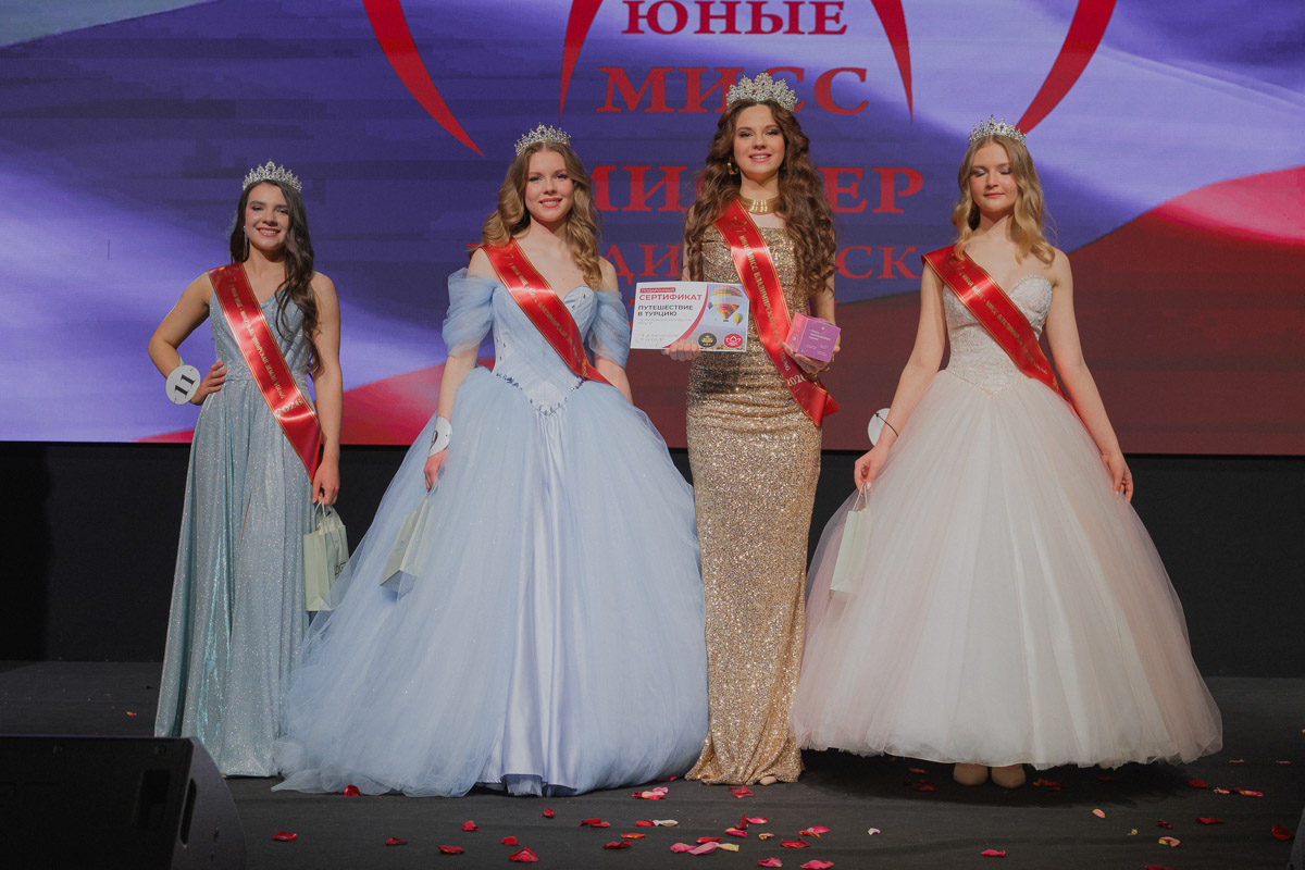 Маленькие принцы и принцессы устроили фееричное шоу! 19 апреля в экоотеле «Велес» состоялся конкурс «Юные Мисс и Мистер Владимирская земля — 2026». Девочки и мальчики от 5 до 16 лет из шести городов региона собрались вместе на одной сцене и показали фантастическое шоу! «Ключ-Медиа» узнал, как прошел праздник.