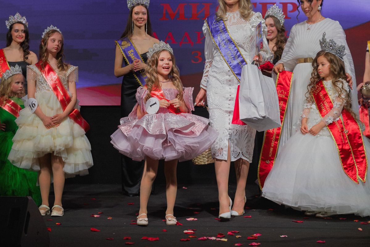 Маленькие принцы и принцессы устроили фееричное шоу! 19 апреля в экоотеле «Велес» состоялся конкурс «Юные Мисс и Мистер Владимирская земля — 2026». Девочки и мальчики от 5 до 16 лет из шести городов региона собрались вместе на одной сцене и показали фантастическое шоу! «Ключ-Медиа» узнал, как прошел праздник.