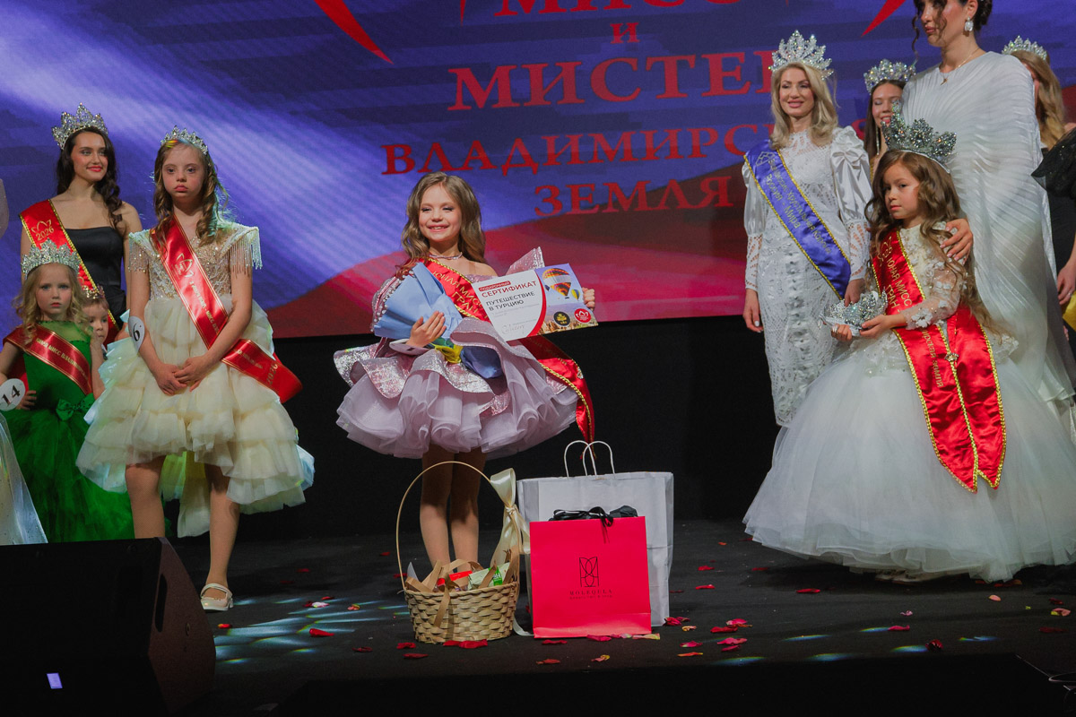 Маленькие принцы и принцессы устроили фееричное шоу! 19 апреля в экоотеле «Велес» состоялся конкурс «Юные Мисс и Мистер Владимирская земля — 2026». Девочки и мальчики от 5 до 16 лет из шести городов региона собрались вместе на одной сцене и показали фантастическое шоу! «Ключ-Медиа» узнал, как прошел праздник.