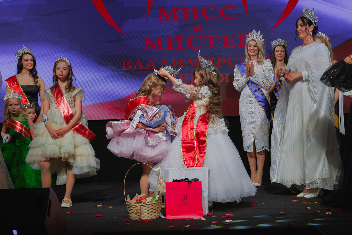 Маленькие принцы и принцессы устроили фееричное шоу! 19 апреля в экоотеле «Велес» состоялся конкурс «Юные Мисс и Мистер Владимирская земля — 2026». Девочки и мальчики от 5 до 16 лет из шести городов региона собрались вместе на одной сцене и показали фантастическое шоу! «Ключ-Медиа» узнал, как прошел праздник.