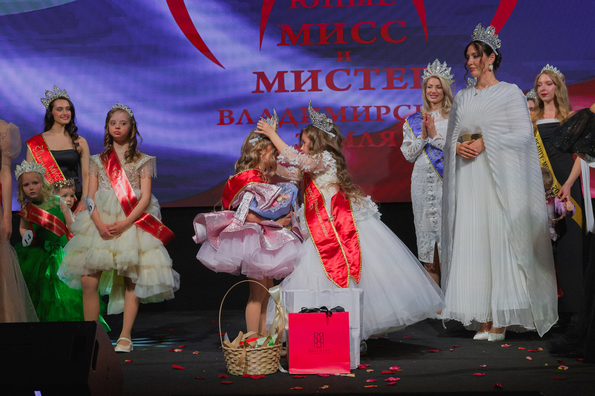 Маленькие принцы и принцессы устроили фееричное шоу! 19 апреля в экоотеле «Велес» состоялся конкурс «Юные Мисс и Мистер Владимирская земля — 2026». Девочки и мальчики от 5 до 16 лет из шести городов региона собрались вместе на одной сцене и показали фантастическое шоу! «Ключ-Медиа» узнал, как прошел праздник.