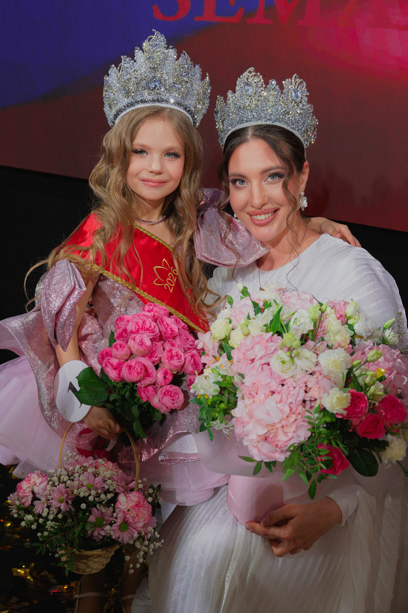 Маленькие принцы и принцессы устроили фееричное шоу! 19 апреля в экоотеле «Велес» состоялся конкурс «Юные Мисс и Мистер Владимирская земля — 2026». Девочки и мальчики от 5 до 16 лет из шести городов региона собрались вместе на одной сцене и показали фантастическое шоу! «Ключ-Медиа» узнал, как прошел праздник.
