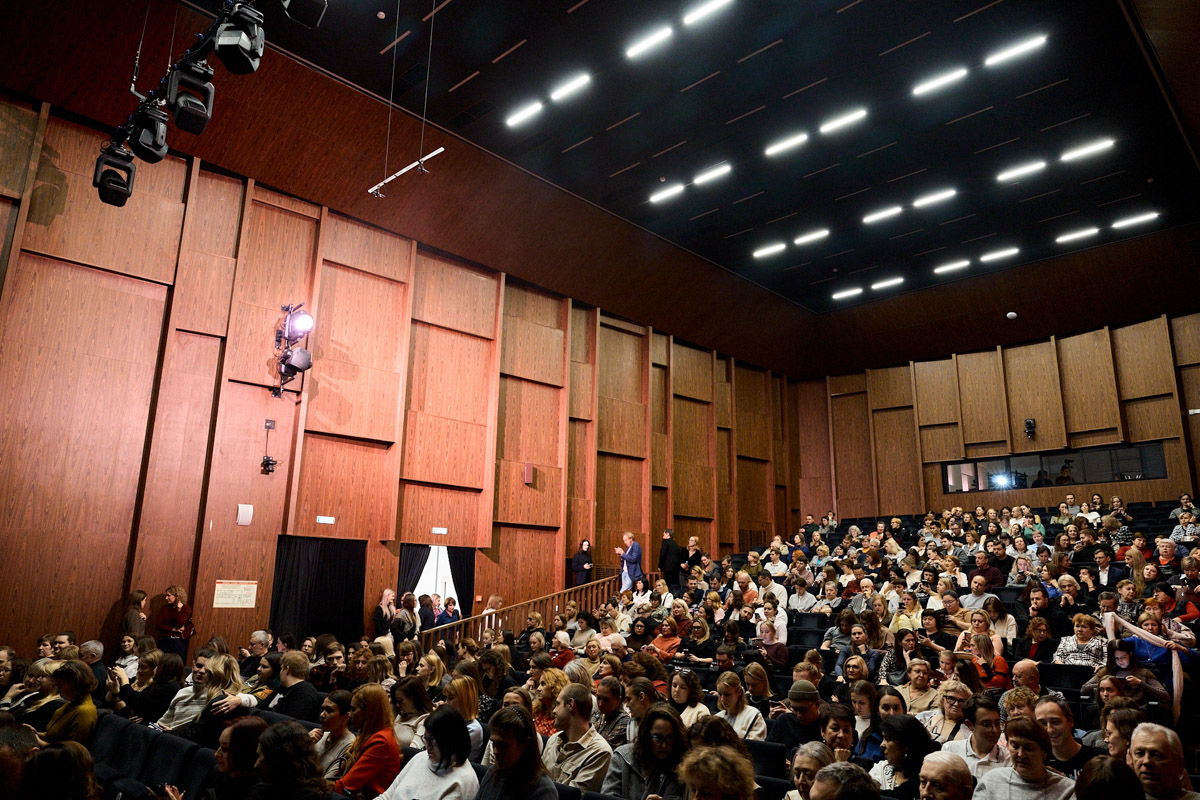 В майские дни, когда память о великом подвиге становится особенно острой, во Владимире пройдет уникальное событие. Центр классической музыки имени А. Э. Маркина запускает новый проект — «Театр и Симфония». Название говорит за себя: это не просто концерты, а пять вечеров, где оркестр, хор, балет и актеры будут рассказывать истории на равных.
