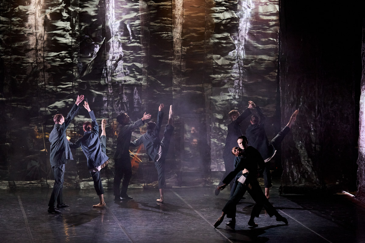 В майские дни, когда память о великом подвиге становится особенно острой, во Владимире пройдет уникальное событие. Центр классической музыки имени А. Э. Маркина запускает новый проект — «Театр и Симфония». Название говорит за себя: это не просто концерты, а пять вечеров, где оркестр, хор, балет и актеры будут рассказывать истории на равных.