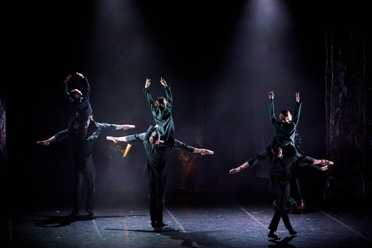 В майские дни, когда память о великом подвиге становится особенно острой, во Владимире пройдет уникальное событие. Центр классической музыки имени А. Э. Маркина запускает новый проект — «Театр и Симфония». Название говорит за себя: это не просто концерты, а пять вечеров, где оркестр, хор, балет и актеры будут рассказывать истории на равных.