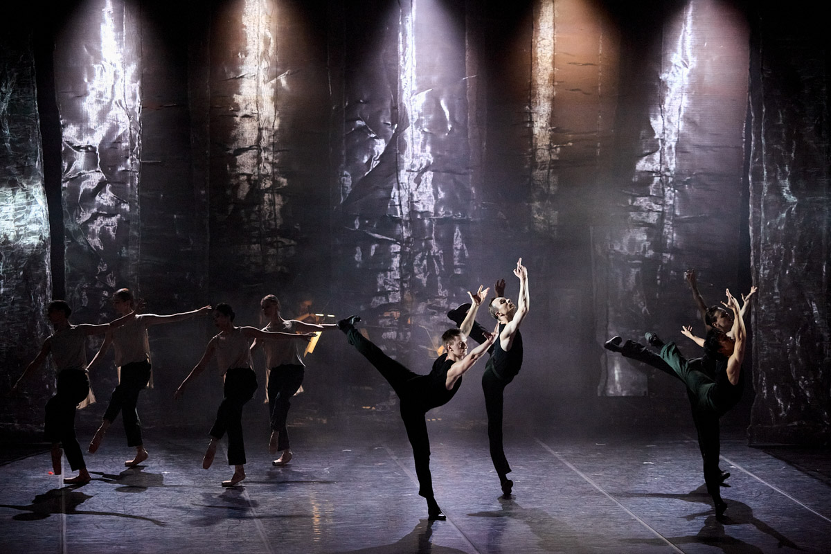 В майские дни, когда память о великом подвиге становится особенно острой, во Владимире пройдет уникальное событие. Центр классической музыки имени А. Э. Маркина запускает новый проект — «Театр и Симфония». Название говорит за себя: это не просто концерты, а пять вечеров, где оркестр, хор, балет и актеры будут рассказывать истории на равных.