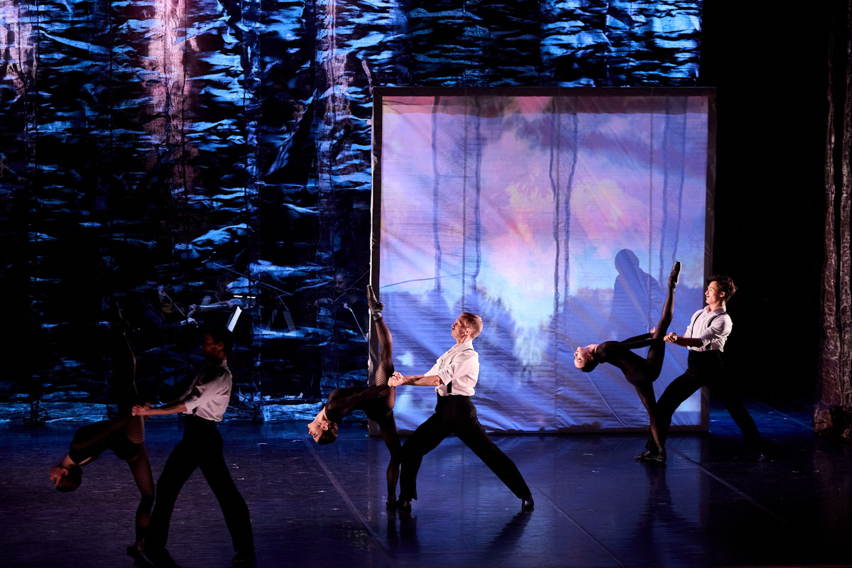 В майские дни, когда память о великом подвиге становится особенно острой, во Владимире пройдет уникальное событие. Центр классической музыки имени А. Э. Маркина запускает новый проект — «Театр и Симфония». Название говорит за себя: это не просто концерты, а пять вечеров, где оркестр, хор, балет и актеры будут рассказывать истории на равных.