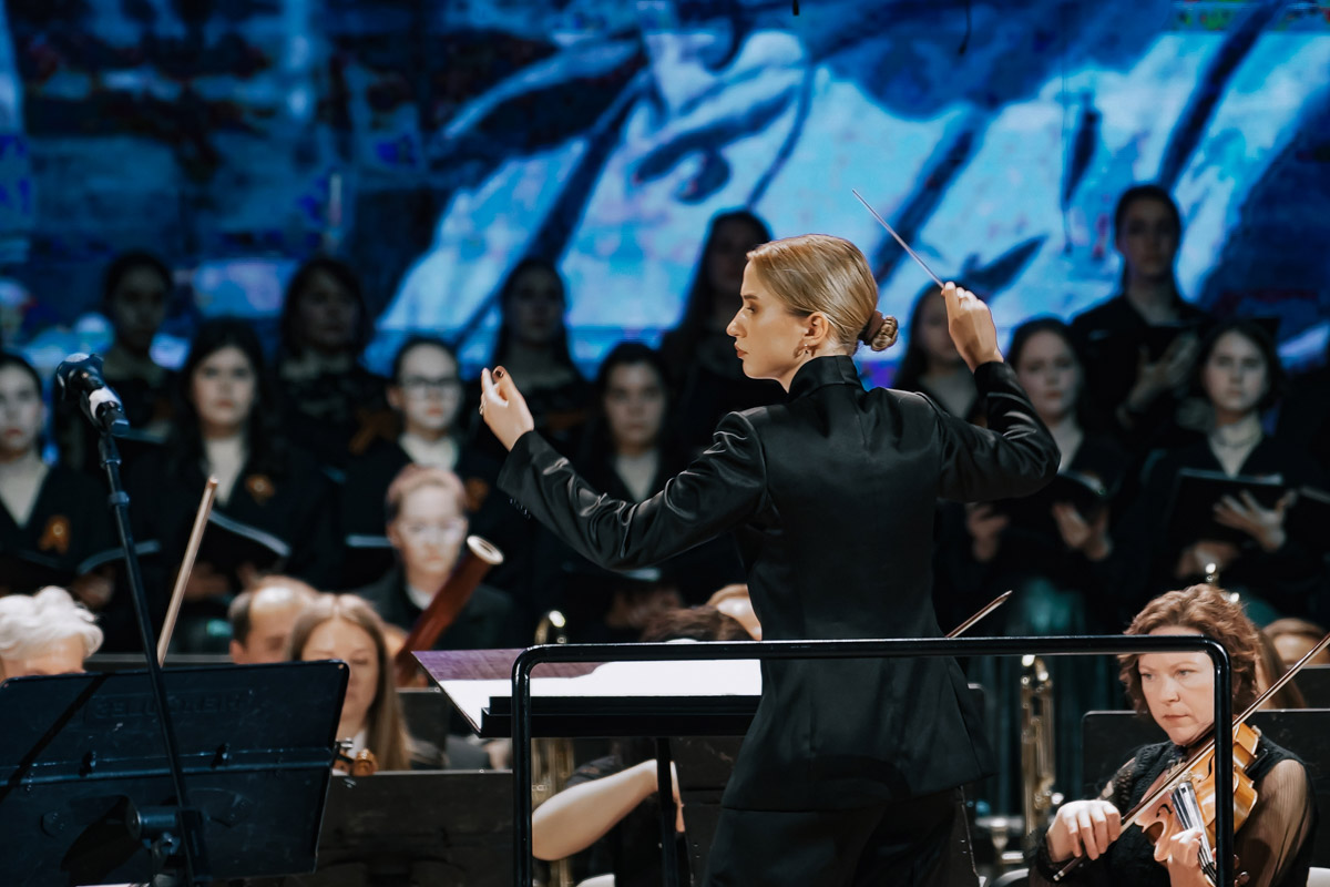 В майские дни, когда память о великом подвиге становится особенно острой, во Владимире пройдет уникальное событие. Центр классической музыки имени А. Э. Маркина запускает новый проект — «Театр и Симфония». Название говорит за себя: это не просто концерты, а пять вечеров, где оркестр, хор, балет и актеры будут рассказывать истории на равных.