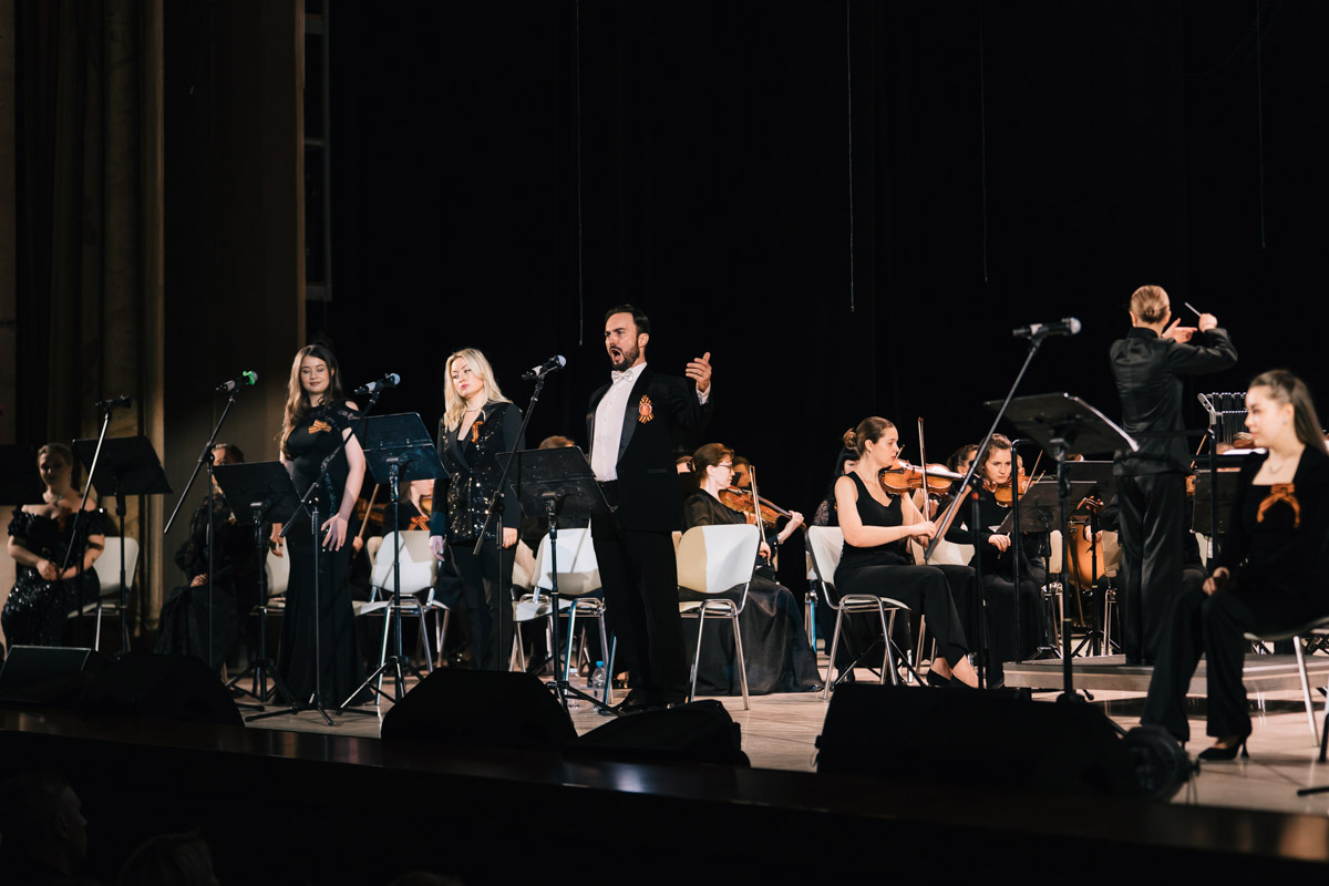 В майские дни, когда память о великом подвиге становится особенно острой, во Владимире пройдет уникальное событие. Центр классической музыки имени А. Э. Маркина запускает новый проект — «Театр и Симфония». Название говорит за себя: это не просто концерты, а пять вечеров, где оркестр, хор, балет и актеры будут рассказывать истории на равных.
