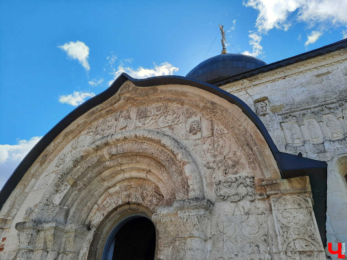 Майские праздники стартуют уже в эту пятницу, и провести их в квартире — вариант так себе. Лучше запланировать небольшое путешествие по 33-му региону. Далеко не уезжаем, каникулы будут не долгими: всего два блока по три дня. Зато времени прокатиться по городам Владимирской области хватит. «Ключ-Медиа» расскажет, куда точно стоит поехать.