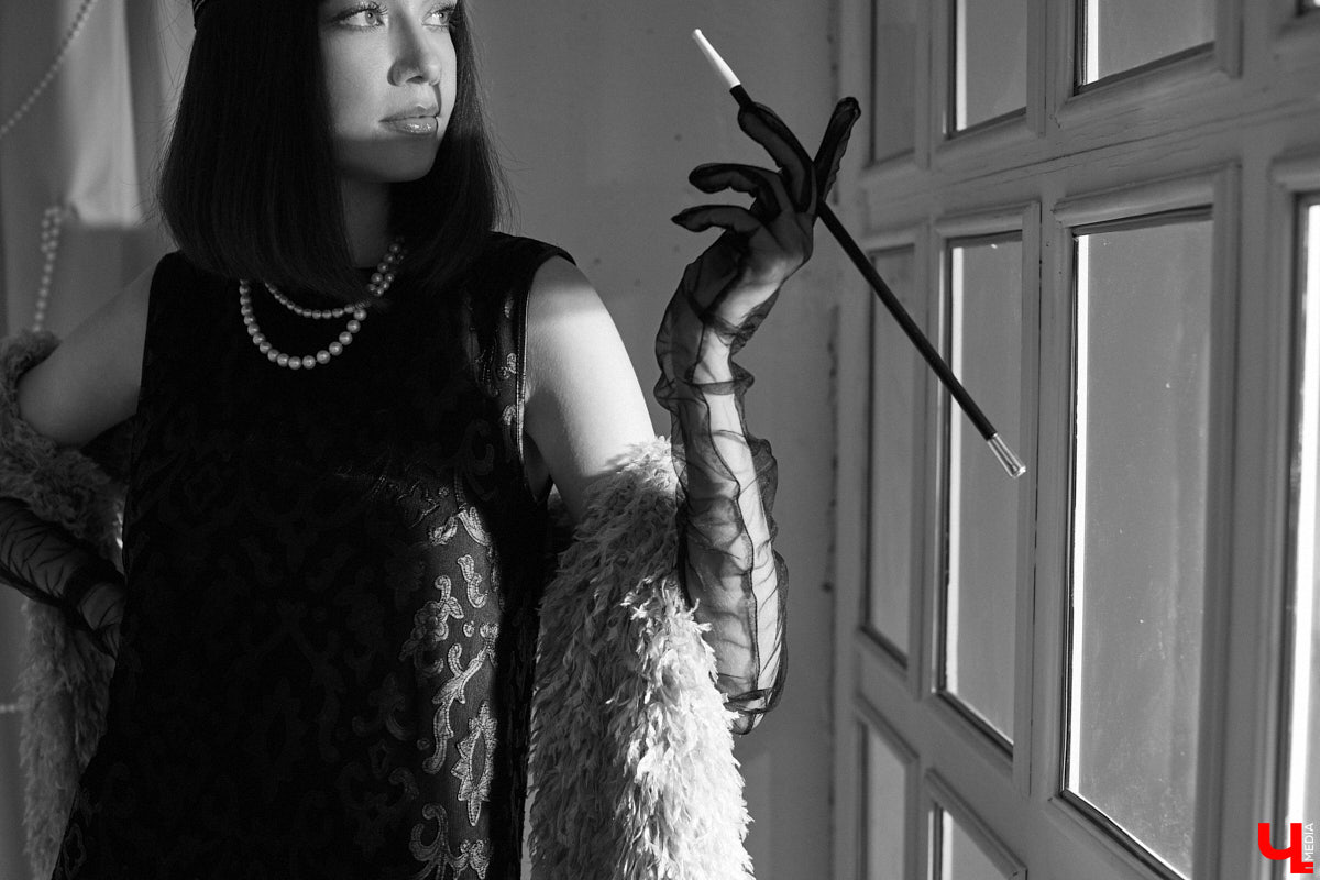 Алина Фадеева любит экспериментировать со стилем. Сегодня девушка может пребывать в винтажно-романтическом настроении, а завтра, надев классический костюм, превратиться в элегантную леди. А еще наша героиня посещает тематические костюмированные мероприятия, для которых вместе с мамой-швеей создает подходящие наряды.