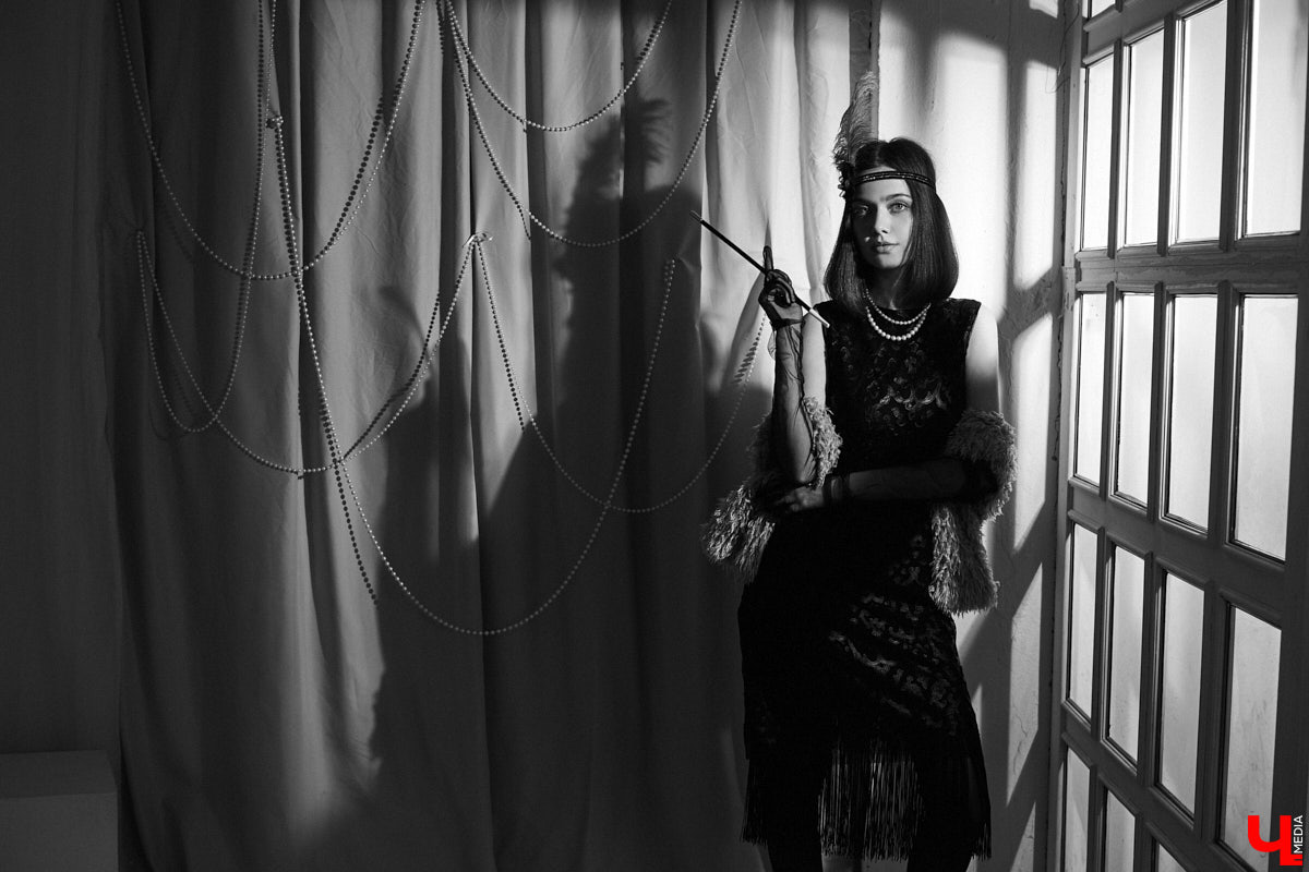 Алина Фадеева любит экспериментировать со стилем. Сегодня девушка может пребывать в винтажно-романтическом настроении, а завтра, надев классический костюм, превратиться в элегантную леди. А еще наша героиня посещает тематические костюмированные мероприятия, для которых вместе с мамой-швеей создает подходящие наряды.