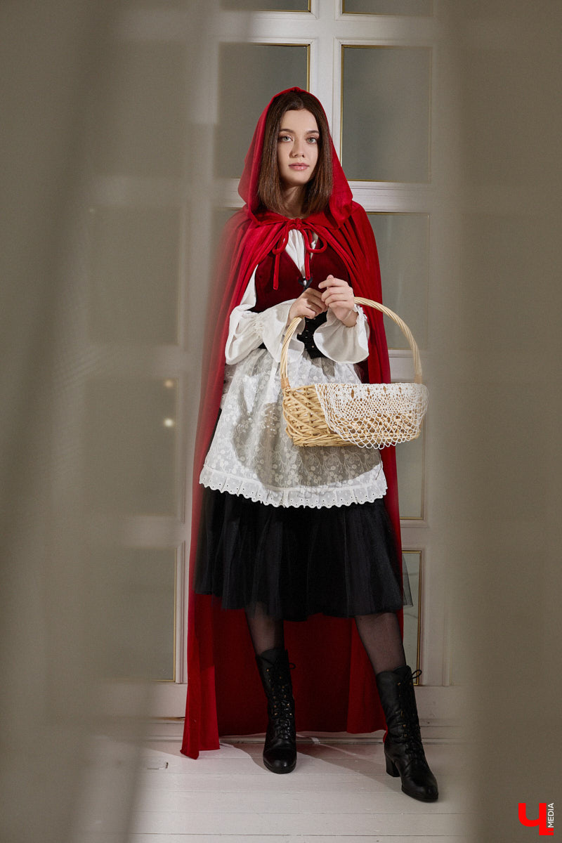 Алина Фадеева любит экспериментировать со стилем. Сегодня девушка может пребывать в винтажно-романтическом настроении, а завтра, надев классический костюм, превратиться в элегантную леди. А еще наша героиня посещает тематические костюмированные мероприятия, для которых вместе с мамой-швеей создает подходящие наряды.