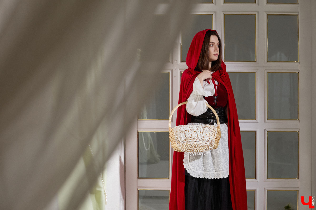 Алина Фадеева любит экспериментировать со стилем. Сегодня девушка может пребывать в винтажно-романтическом настроении, а завтра, надев классический костюм, превратиться в элегантную леди. А еще наша героиня посещает тематические костюмированные мероприятия, для которых вместе с мамой-швеей создает подходящие наряды.