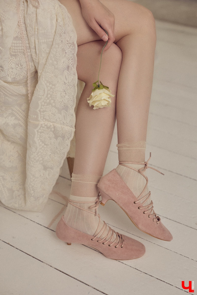 Алина Фадеева любит экспериментировать со стилем. Сегодня девушка может пребывать в винтажно-романтическом настроении, а завтра, надев классический костюм, превратиться в элегантную леди. А еще наша героиня посещает тематические костюмированные мероприятия, для которых вместе с мамой-швеей создает подходящие наряды.