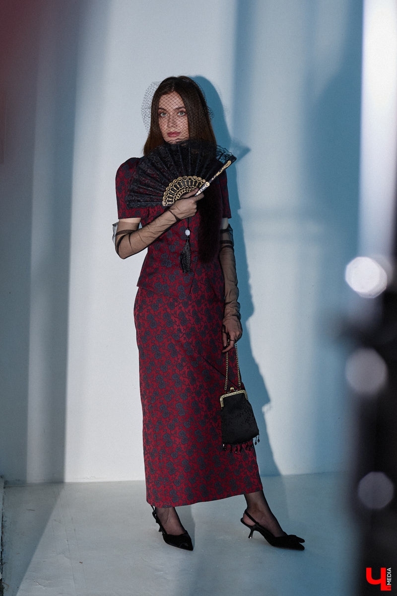 Алина Фадеева любит экспериментировать со стилем. Сегодня девушка может пребывать в винтажно-романтическом настроении, а завтра, надев классический костюм, превратиться в элегантную леди. А еще наша героиня посещает тематические костюмированные мероприятия, для которых вместе с мамой-швеей создает подходящие наряды.