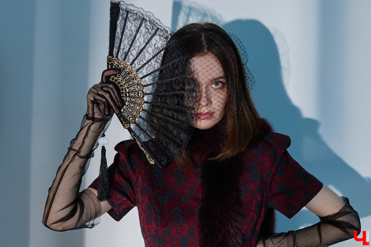 Алина Фадеева любит экспериментировать со стилем. Сегодня девушка может пребывать в винтажно-романтическом настроении, а завтра, надев классический костюм, превратиться в элегантную леди. А еще наша героиня посещает тематические костюмированные мероприятия, для которых вместе с мамой-швеей создает подходящие наряды.