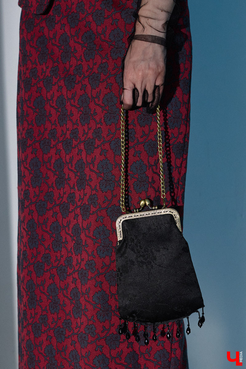 Алина Фадеева любит экспериментировать со стилем. Сегодня девушка может пребывать в винтажно-романтическом настроении, а завтра, надев классический костюм, превратиться в элегантную леди. А еще наша героиня посещает тематические костюмированные мероприятия, для которых вместе с мамой-швеей создает подходящие наряды.