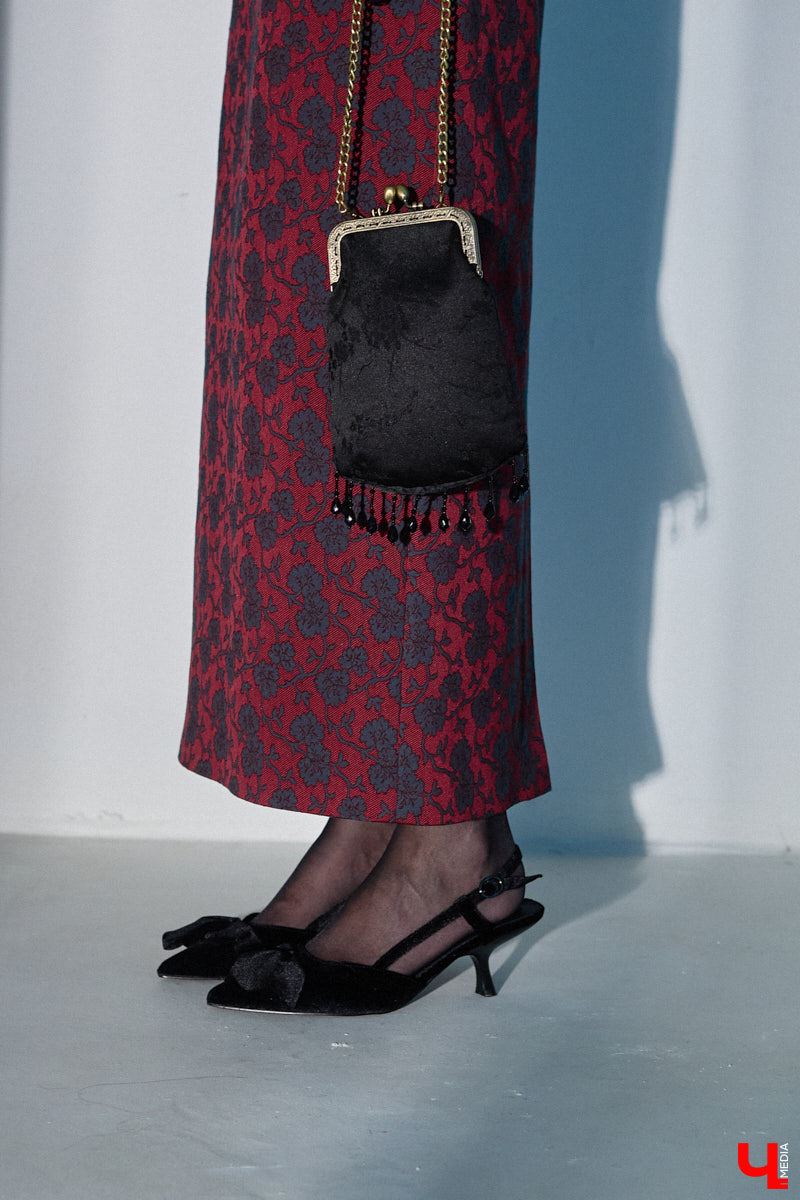 Алина Фадеева любит экспериментировать со стилем. Сегодня девушка может пребывать в винтажно-романтическом настроении, а завтра, надев классический костюм, превратиться в элегантную леди. А еще наша героиня посещает тематические костюмированные мероприятия, для которых вместе с мамой-швеей создает подходящие наряды.